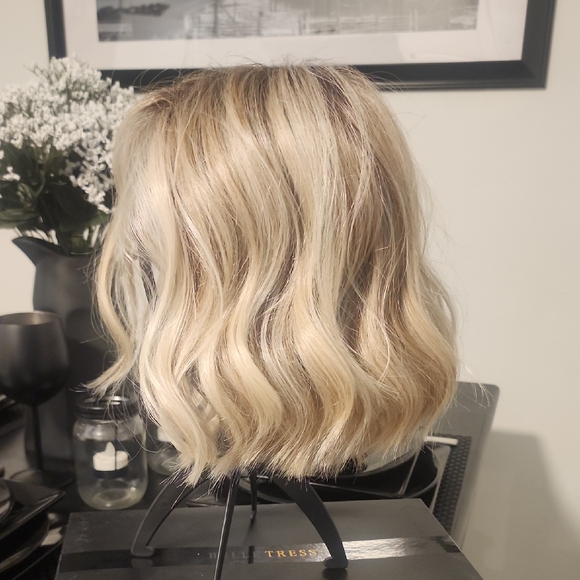 Short Wavy Bob Wig in Honey Blonde with Subtle Highlights - Picture 3 of 3
